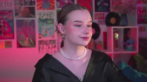 Snapshot of red_queeen chatting on December 21, 2024, 8:32 pm QUEEN OF EVIL online show from December 21, 2024, 8:32 pm