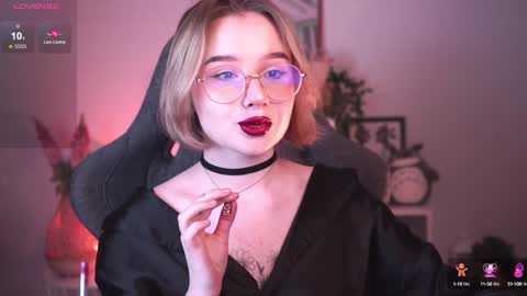 Snapshot of red_queeen chatting on January 17, 2025, 7:05 pm QUEEN OF EVIL online show from January 17, 2025, 7:05 pm