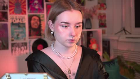 Snapshot of red_queeen chatting on January 19, 2025, 7:04 pm QUEEN OF EVIL online show from January 19, 2025, 7:04 pm