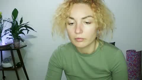 Snapshot of reddgirll chatting on January 25, 2025, 7:39 pm reddgirll online show from January 25, 2025, 7:39 pm