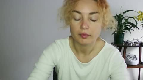 Snapshot of reddgirll chatting on February 2, 2025, 9:19 am reddgirll online show from February 2, 2025, 9:19 am