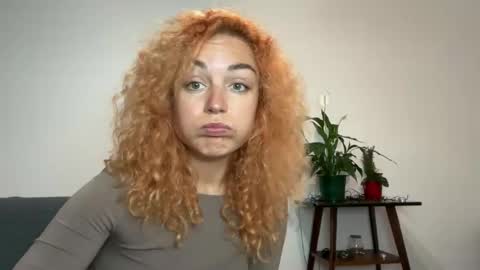 Snapshot of reddgirll chatting on February 19, 2025, 5:38 pm reddgirll online show from February 19, 2025, 5:38 pm
