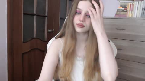 Lily online show from September 26, 2025, 1:42 am