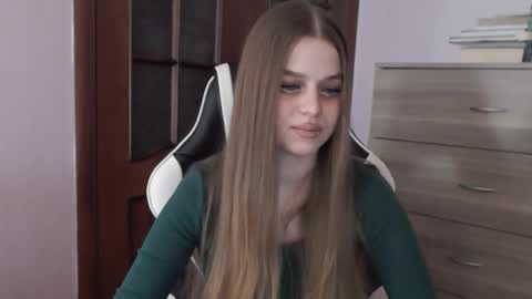 Snapshot of redhead_rabbit chatting on March 18, 2026, 2:04 am Lily online show from March 18, 2026, 2:04 am