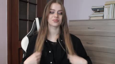 Lily online show from May 26, 2026, 2:40 am