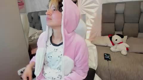 Snapshot of redhood_1_ chatting on March 5, 2026, 4:52 am redhood_1_ online show from March 5, 2026, 4:52 am