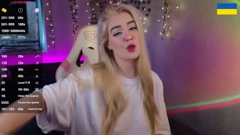 Snapshot of redvelveten chatting on September 27, 2025, 5:34 am Ronnie online show from September 27, 2025, 5:34 am