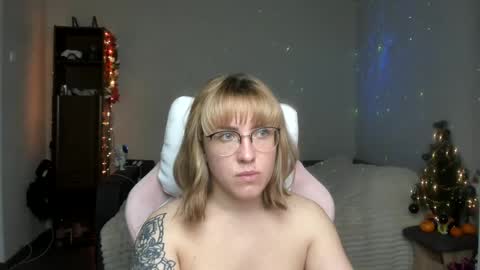 Snapshot of reginasmilee chatting on January 1, 2025, 3:35 pm Regina online show from January 1, 2025, 3:35 pm
