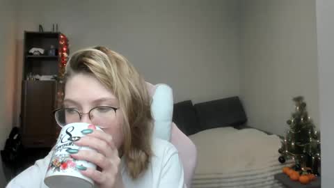 Snapshot of reginasmilee chatting on January 6, 2025, 11:18 am Regina online show from January 6, 2025, 11:18 am