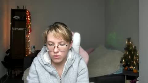 Snapshot of reginasmilee chatting on January 9, 2025, 5:43 pm Regina online show from January 9, 2025, 5:43 pm