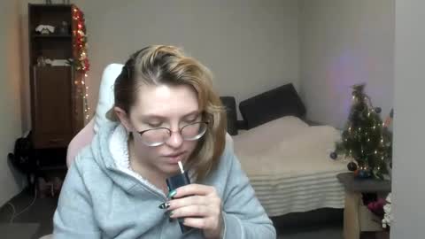 Snapshot of reginasmilee chatting on January 11, 2025, 11:56 am Regina online show from January 11, 2025, 11:56 am