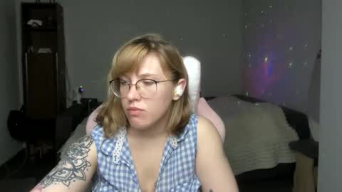 Snapshot of reginasmilee chatting on January 12, 2025, 4:40 pm Regina online show from January 12, 2025, 4:40 pm