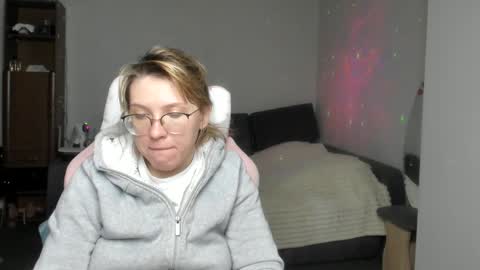 Snapshot of reginasmilee chatting on January 14, 2025, 3:43 am Regina online show from January 14, 2025, 3:43 am