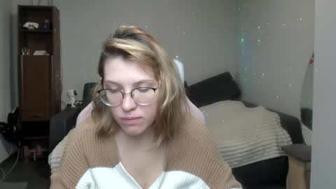 Snapshot of reginasmilee chatting on January 15, 2025, 3:33 am Regina online show from January 15, 2025, 3:33 am