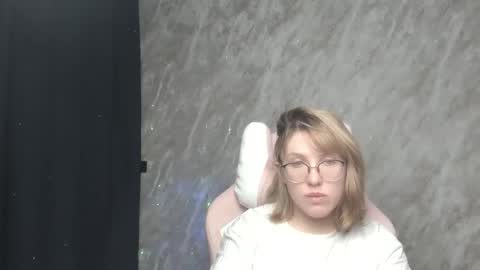 Snapshot of reginasmilee chatting on January 23, 2025, 6:17 am Regina online show from January 23, 2025, 6:17 am