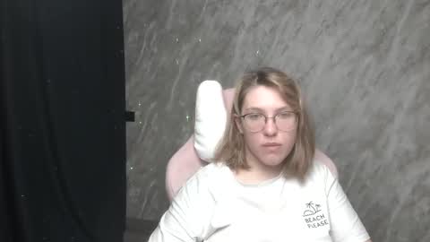 Snapshot of reginasmilee chatting on January 24, 2025, 1:56 am Regina online show from January 24, 2025, 1:56 am