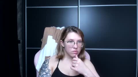 Snapshot of reginasmilee chatting on January 27, 2025, 9:34 am Regina online show from January 27, 2025, 9:34 am