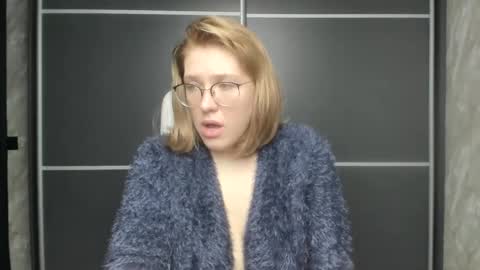 Snapshot of reginasmilee chatting on February 1, 2025, 4:24 am Regina online show from February 1, 2025, 4:24 am