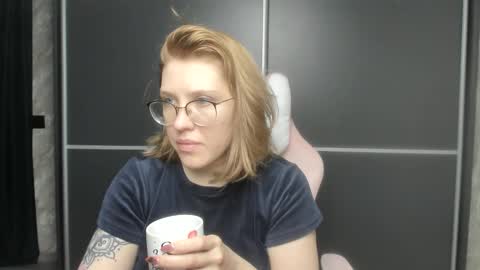 Snapshot of reginasmilee chatting on February 3, 2025, 4:35 am Regina online show from February 3, 2025, 4:35 am