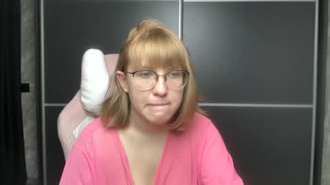 Snapshot of reginasmilee chatting on February 3, 2025, 7:40 am Regina online show from February 3, 2025, 7:40 am