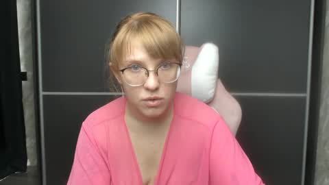 Snapshot of reginasmilee chatting on February 3, 2025, 10:47 am Regina online show from February 3, 2025, 10:47 am