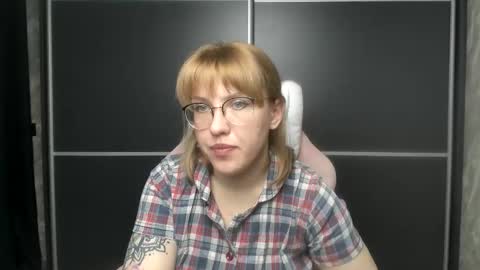 Snapshot of reginasmilee chatting on February 7, 2025, 6:35 am Regina online show from February 7, 2025, 6:35 am