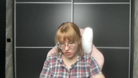 Snapshot of reginasmilee chatting on February 7, 2025, 9:47 am Regina online show from February 7, 2025, 9:47 am