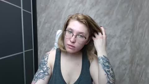 Snapshot of reginasmilee chatting on February 14, 2025, 11:31 am Regina online show from February 14, 2025, 11:31 am
