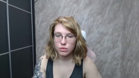 Snapshot of reginasmilee chatting on February 15, 2025, 12:11 pm Regina online show from February 15, 2025, 12:11 pm