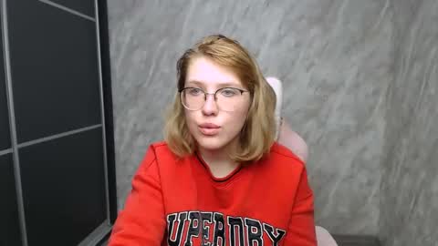 Snapshot of reginasmilee chatting on February 19, 2025, 6:32 pm Regina online show from February 19, 2025, 6:32 pm