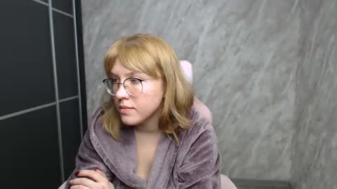 Snapshot of reginasmilee chatting on February 20, 2025, 7:01 am Regina online show from February 20, 2025, 7:01 am