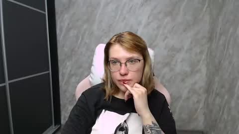 Snapshot of reginasmilee chatting on February 21, 2025, 3:12 am Regina online show from February 21, 2025, 3:12 am