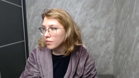 Snapshot of reginasmilee chatting on February 22, 2025, 4:29 am Regina online show from February 22, 2025, 4:29 am