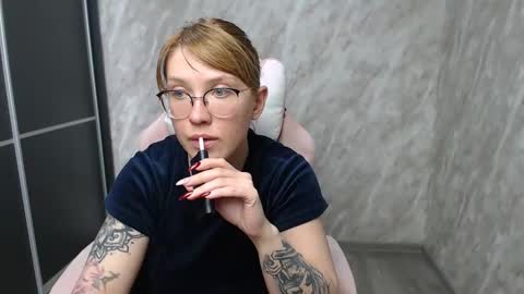 Snapshot of reginasmilee chatting on February 22, 2025, 11:13 am Regina online show from February 22, 2025, 11:13 am