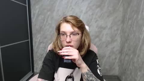 Snapshot of reginasmilee chatting on February 26, 2025, 6:37 am Regina online show from February 26, 2025, 6:37 am