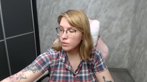 Snapshot of reginasmilee chatting on March 2, 2025, 1:38 pm Regina online show from March 2, 2025, 1:38 pm