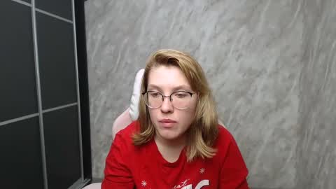 Snapshot of reginasmilee chatting on March 2, 2025, 4:42 pm Regina online show from March 2, 2025, 4:42 pm