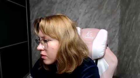 Snapshot of reginasmilee chatting on March 6, 2025, 2:41 am Regina online show from March 6, 2025, 2:41 am