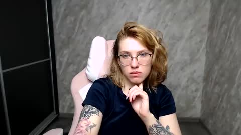 Snapshot of reginasmilee chatting on March 7, 2025, 2:46 am Regina online show from March 7, 2025, 2:46 am