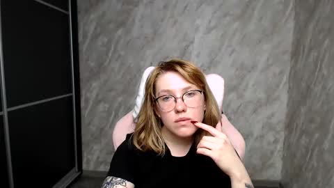 Snapshot of reginasmilee chatting on March 9, 2025, 11:14 am Regina online show from March 9, 2025, 11:14 am