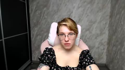 Snapshot of reginasmilee chatting on March 10, 2025, 6:16 am Regina online show from March 10, 2025, 6:16 am