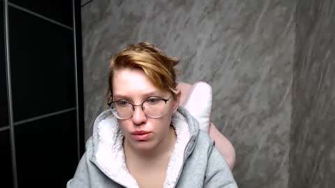 Snapshot of reginasmilee chatting on March 12, 2025, 2:52 am Regina online show from March 12, 2025, 2:52 am