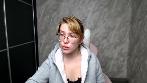 Snapshot of reginasmilee chatting on March 12, 2025, 5:28 pm Regina online show from March 12, 2025, 5:28 pm