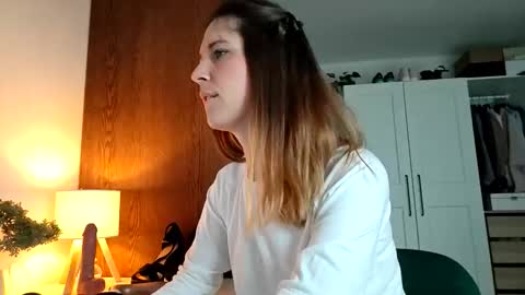 Snapshot of reileyfoxx chatting on April 16, 2026, 8:26 am Reiley online show from April 16, 2026, 8:26 am