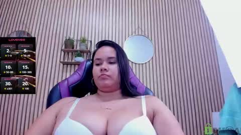 reina_loren online show from February 15, 2026, 7:51 am