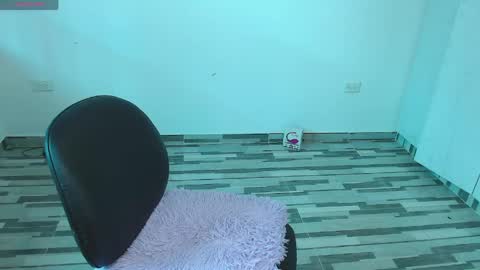 reislin_69 online show from April 23, 2026, 9:39 pm