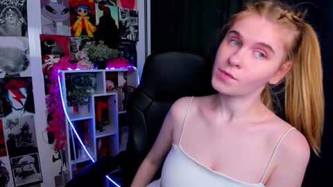 Snapshot of remilia_gin chatting on September 9, 2025, 9:20 am Remilia online show from September 9, 2025, 9:20 am