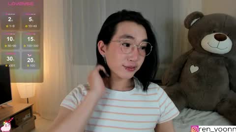 Snapshot of ren_yoonn chatting on April 22, 2026, 1:52 am Ren online show from April 22, 2026, 1:52 am