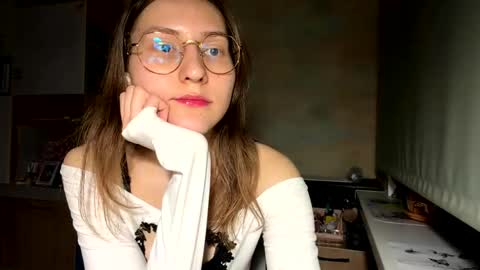 Mia online show from April 30, 2026, 8:57 pm