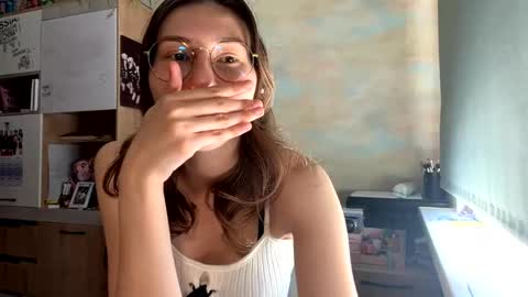Mia online show from May 5, 2026, 11:18 am